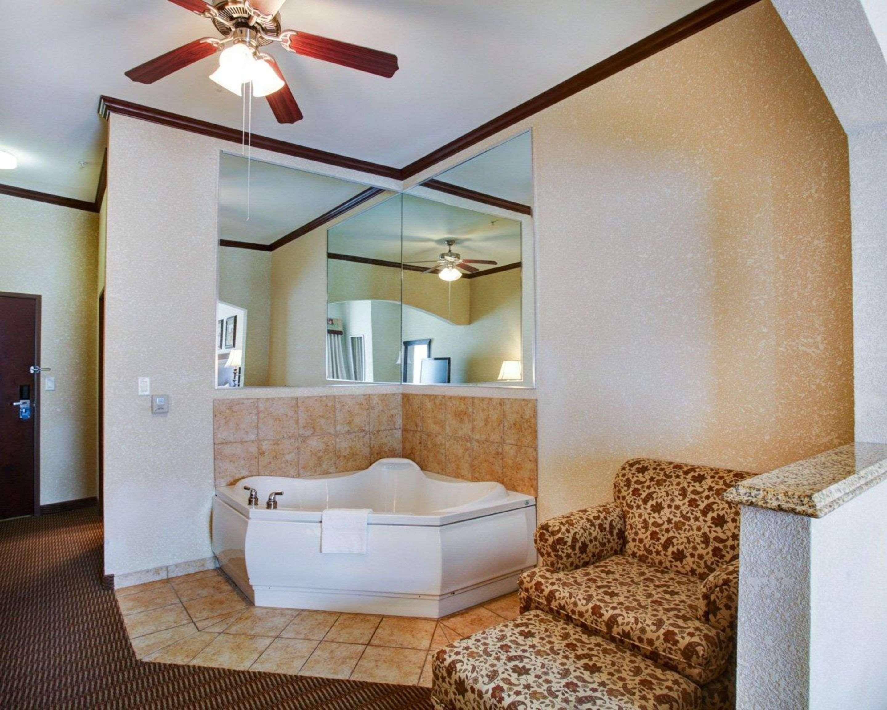 Comfort Suites University Drive Колледж-Стейшн Экстерьер фото