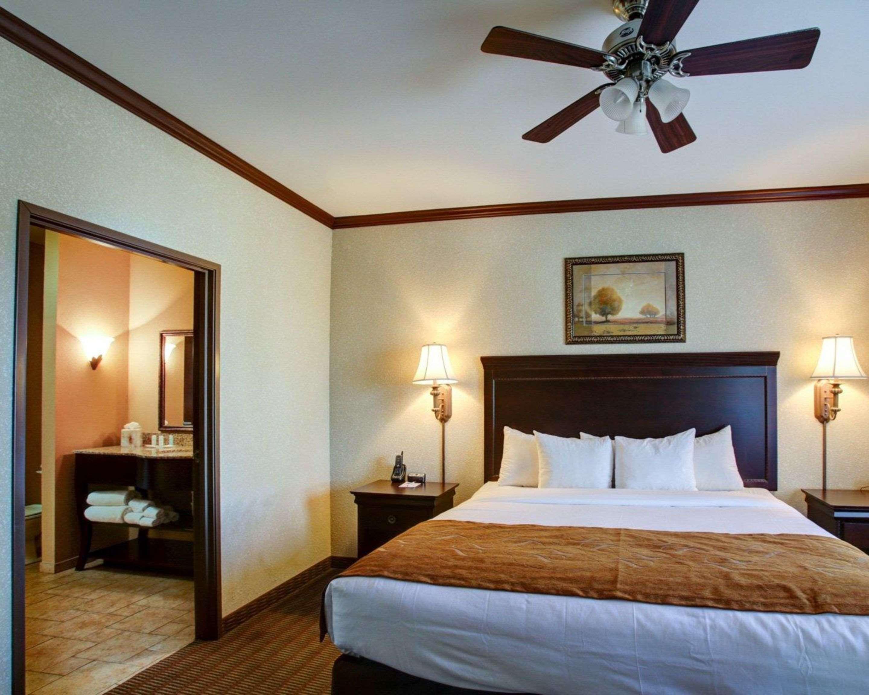 Comfort Suites University Drive Колледж-Стейшн Экстерьер фото